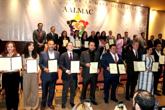 Toma de Protesta de la Mesa Directiva AALMAC. 2025 -2026. Defender la soberanía de México por parte del gobierno federal encabezado por la p Toma de Protesta de la Mesa Directiva AALMAC. 2025 -2026.
Defender la soberanía de México por parte del gobierno federal encabezado por la p