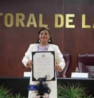 Hoy la Jefa de Gobierno electa de la ciudad de México recibió su constancia. Esta feliz de compartir este momento, esta es la prueba de su